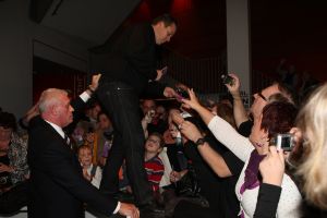 15-11-2009 SHOWBIZZ; FRANS BAUER KRIJGT GOUD VOOR 25000 VERKOCHTE CDS. Tijdens een concert in het Rotterdamse Luxor theater kreeg Frans Bauer uit handen van Patty Brard een cd plaat voor 25.000 verkochten cds. Tijdens maakte Patty bekend dat zij Frans en zijn Sterrenfonds gaat bij staan in het werven van fondsen.