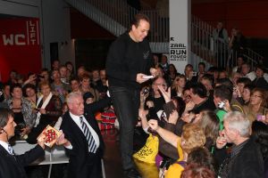 15-11-2009 SHOWBIZZ; FRANS BAUER KRIJGT GOUD VOOR 25000 VERKOCHTE CDS. Tijdens een concert in het Rotterdamse Luxor theater kreeg Frans Bauer uit handen van Patty Brard een cd plaat voor 25.000 verkochten cds. Tijdens maakte Patty bekend dat zij Frans en zijn Sterrenfonds gaat bij staan in het werven van fondsen.