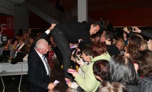 15-11-2009 SHOWBIZZ; FRANS BAUER KRIJGT GOUD VOOR 25000 VERKOCHTE CDS. Tijdens een concert in het Rotterdamse Luxor theater kreeg Frans Bauer uit handen van Patty Brard een cd plaat voor 25.000 verkochten cds. Tijdens maakte Patty bekend dat zij Frans en zijn Sterrenfonds gaat bij staan in het werven van fondsen.