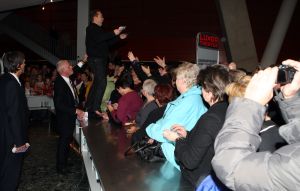 15-11-2009 SHOWBIZZ; FRANS BAUER KRIJGT GOUD VOOR 25000 VERKOCHTE CDS. Tijdens een concert in het Rotterdamse Luxor theater kreeg Frans Bauer uit handen van Patty Brard een cd plaat voor 25.000 verkochten cds. Tijdens maakte Patty bekend dat zij Frans en zijn Sterrenfonds gaat bij staan in het werven van fondsen.