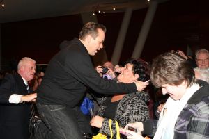 15-11-2009 SHOWBIZZ; FRANS BAUER KRIJGT GOUD VOOR 25000 VERKOCHTE CDS. Tijdens een concert in het Rotterdamse Luxor theater kreeg Frans Bauer uit handen van Patty Brard een cd plaat voor 25.000 verkochten cds. Tijdens maakte Patty bekend dat zij Frans en zijn Sterrenfonds gaat bij staan in het werven van fondsen.