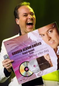 15-11-2009 SHOWBIZZ; FRANS BAUER KRIJGT GOUD VOOR 25000 VERKOCHTE CDS. Tijdens een concert in het Rotterdamse Luxor theater kreeg Frans Bauer uit handen van Patty Brard een cd plaat voor 25.000 verkochten cds. Tijdens maakte Patty bekend dat zij Frans en zijn Sterrenfonds gaat bij staan in het werven van fondsen.