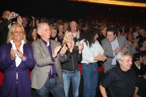15-11-2009 SHOWBIZZ; FRANS BAUER KRIJGT GOUD VOOR 25000 VERKOCHTE CDS. Tijdens een concert in het Rotterdamse Luxor theater kreeg Frans Bauer uit handen van Patty Brard een cd plaat voor 25.000 verkochten cds. Tijdens maakte Patty bekend dat zij Frans en zijn Sterrenfonds gaat bij staan in het werven van fondsen.
foto: Albert den Iseger.