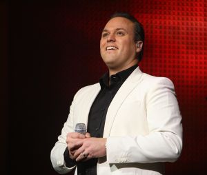 15-11-2009 SHOWBIZZ; FRANS BAUER KRIJGT GOUD VOOR 25000 VERKOCHTE CDS. Tijdens een concert in het Rotterdamse Luxor theater kreeg Frans Bauer uit handen van Patty Brard een cd plaat voor 25.000 verkochten cds. Tijdens maakte Patty bekend dat zij Frans en zijn Sterrenfonds gaat bij staan in het werven van fondsen.
foto: Albert den Iseger.