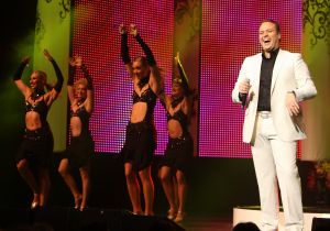 15-11-2009 SHOWBIZZ; FRANS BAUER KRIJGT GOUD VOOR 25000 VERKOCHTE CDS. Tijdens een concert in het Rotterdamse Luxor theater kreeg Frans Bauer uit handen van Patty Brard een cd plaat voor 25.000 verkochten cds. Tijdens maakte Patty bekend dat zij Frans en zijn Sterrenfonds gaat bij staan in het werven van fondsen.
foto: Albert den Iseger.
