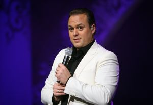 15-11-2009 SHOWBIZZ; FRANS BAUER KRIJGT GOUD VOOR 25000 VERKOCHTE CDS. Tijdens een concert in het Rotterdamse Luxor theater kreeg Frans Bauer uit handen van Patty Brard een cd plaat voor 25.000 verkochten cds. Tijdens maakte Patty bekend dat zij Frans en zijn Sterrenfonds gaat bij staan in het werven van fondsen.
foto: Albert den Iseger.