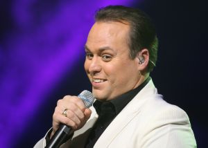 15-11-2009 SHOWBIZZ; FRANS BAUER KRIJGT GOUD VOOR 25000 VERKOCHTE CDS. Tijdens een concert in het Rotterdamse Luxor theater kreeg Frans Bauer uit handen van Patty Brard een cd plaat voor 25.000 verkochten cds. Tijdens maakte Patty bekend dat zij Frans en zijn Sterrenfonds gaat bij staan in het werven van fondsen.
foto: Albert den Iseger.