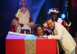 15-11-2009 SHOWBIZZ; FRANS BAUER KRIJGT GOUD VOOR 25000 VERKOCHTE CDS. Tijdens een concert in het Rotterdamse Luxor theater kreeg Frans Bauer uit handen van Patty Brard een cd plaat voor 25.000 verkochten cds. Tijdens maakte Patty bekend dat zij Frans en zijn Sterrenfonds gaat bij staan in het werven van fondsen.
foto: Albert den Iseger.