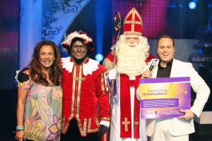 15-11-2009 SHOWBIZZ; FRANS BAUER KRIJGT GOUD VOOR 25000 VERKOCHTE CDS. Tijdens een concert in het Rotterdamse Luxor theater kreeg Frans Bauer uit handen van Patty Brard een cd plaat voor 25.000 verkochten cds. Tijdens maakte Patty bekend dat zij Frans en zijn Sterrenfonds gaat bij staan in het werven van fondsen.
foto: Albert den Iseger.