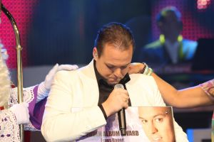 15-11-2009 SHOWBIZZ; FRANS BAUER KRIJGT GOUD VOOR 25000 VERKOCHTE CDS. Tijdens een concert in het Rotterdamse Luxor theater kreeg Frans Bauer uit handen van Patty Brard een cd plaat voor 25.000 verkochten cds. Tijdens maakte Patty bekend dat zij Frans en zijn Sterrenfonds gaat bij staan in het werven van fondsen.
foto: Albert den Iseger.