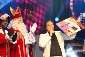 15-11-2009 SHOWBIZZ; FRANS BAUER KRIJGT GOUD VOOR 25000 VERKOCHTE CDS. Tijdens een concert in het Rotterdamse Luxor theater kreeg Frans Bauer uit handen van Patty Brard een cd plaat voor 25.000 verkochten cds. Tijdens maakte Patty bekend dat zij Frans en zijn Sterrenfonds gaat bij staan in het werven van fondsen.
foto: Albert den Iseger.