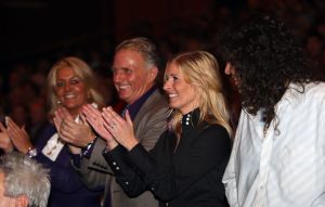 15-11-2009 SHOWBIZZ; FRANS BAUER KRIJGT GOUD VOOR 25000 VERKOCHTE CDS. Tijdens een concert in het Rotterdamse Luxor theater kreeg Frans Bauer uit handen van Patty Brard een cd plaat voor 25.000 verkochten cds. Tijdens maakte Patty bekend dat zij Frans en zijn Sterrenfonds gaat bij staan in het werven van fondsen.
foto: Albert den Iseger.