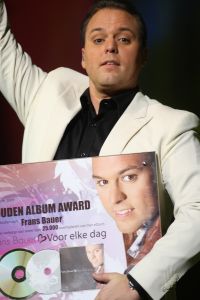 15-11-2009 SHOWBIZZ; FRANS BAUER KRIJGT GOUD VOOR 25000 VERKOCHTE CDS. Tijdens een concert in het Rotterdamse Luxor theater kreeg Frans Bauer uit handen van Patty Brard een cd plaat voor 25.000 verkochten cds. Tijdens maakte Patty bekend dat zij Frans en zijn Sterrenfonds gaat bij staan in het werven van fondsen.
foto: Albert den Iseger.
