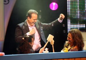 15-11-2009 SHOWBIZZ; FRANS BAUER KRIJGT GOUD VOOR 25000 VERKOCHTE CDS. Tijdens een concert in het Rotterdamse Luxor theater kreeg Frans Bauer uit handen van Patty Brard een cd plaat voor 25.000 verkochten cds. Tijdens maakte Patty bekend dat zij Frans en zijn Sterrenfonds gaat bij staan in het werven van fondsen.
foto: Albert den Iseger.