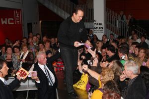 15-11-2009 SHOWBIZZ; FRANS BAUER KRIJGT GOUD VOOR 25000 VERKOCHTE CDS. Tijdens een concert in het Rotterdamse Luxor theater kreeg Frans Bauer uit handen van Patty Brard een cd plaat voor 25.000 verkochten cds. Tijdens maakte Patty bekend dat zij Frans en zijn Sterrenfonds gaat bij staan in het werven van fondsen.
foto: Albert den Iseger.