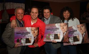 15-11-2009 SHOWBIZZ; FRANS BAUER KRIJGT GOUD VOOR 25000 VERKOCHTE CDS. Tijdens een concert in het Rotterdamse Luxor theater kreeg Frans Bauer uit handen van Patty Brard een cd plaat voor 25.000 verkochten cds. Tijdens maakte Patty bekend dat zij Frans en zijn Sterrenfonds gaat bij staan in het werven van fondsen.
foto: Albert den Iseger.