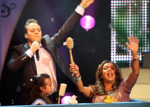 15-11-2009 SHOWBIZZ; FRANS BAUER KRIJGT GOUD VOOR 25000 VERKOCHTE CDS. Tijdens een concert in het Rotterdamse Luxor theater kreeg Frans Bauer uit handen van Patty Brard een cd plaat voor 25.000 verkochten cds. Tijdens maakte Patty bekend dat zij Frans en zijn Sterrenfonds gaat bij staan in het werven van fondsen.
foto: Albert den Iseger.