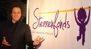 11-11-2009 SHOWBIZZ; STERRENFONDS VAN FRANS BAUER LAAT KINDEREN STRALEN IN 2010. het was een prachtige gezellige avond in The Red Sun te Blaricum waar eigenaresse  Wimmy Hu weer een fondswervende  avond organiseerde voor het Sterrenfonds van oa Frans Bauer. Vele artiesten waren komen opdraven om er samen een mooie avond van te maken. Belangen loos traden op Frans Bauer, Jeroen van der Boom, Rene Froger,Birgit Lewis,Dre Hazes en Glennis Grace. Veiling meester Junior Zegger toverde meer dan 200.000 euries uit de zakken en Richard Stooker een top goochelaar uit Breda liet iedereen achter met meer dan een vraag teken, hoe is dat nou mogelijk. Het Red Sun menu was meer dan voortreffelijk en Wimmy Hu werd door Frans Bauer officeel onder scheiden met een prachtige diamanten speld. Het Sterrenfons zet zich in voor kinderen in Nederland die niet voluit kinderen kunnen zijn.Het Sterrenfonds laat kinderen weer stralen en Wimmy Hu heeft haar steentje  daar aan bijgedragen met deze avond. Wie volgt, wie helpt onze kinderen beter worden en wie laat ze weer stralen van geluk. 
foto: Albert den Iseger.
