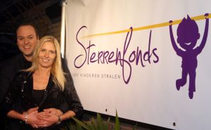 11-11-2009 SHOWBIZZ; STERRENFONDS VAN FRANS BAUER LAAT KINDEREN STRALEN IN 2010. het was een prachtige gezellige avond in The Red Sun te Blaricum waar eigenaresse  Wimmy Hu weer een fondswervende  avond organiseerde voor het Sterrenfonds van oa Frans Bauer. Vele artiesten waren komen opdraven om er samen een mooie avond van te maken. Belangen loos traden op Frans Bauer, Jeroen van der Boom, Rene Froger,Birgit Lewis,Dre Hazes en Glennis Grace. Veiling meester Junior Zegger toverde meer dan 200.000 euries uit de zakken en Richard Stooker een top goochelaar uit Breda liet iedereen achter met meer dan een vraag teken, hoe is dat nou mogelijk. Het Red Sun menu was meer dan voortreffelijk en Wimmy Hu werd door Frans Bauer officeel onder scheiden met een prachtige diamanten speld. Het Sterrenfons zet zich in voor kinderen in Nederland die niet voluit kinderen kunnen zijn.Het Sterrenfonds laat kinderen weer stralen en Wimmy Hu heeft haar steentje  daar aan bijgedragen met deze avond. Wie volgt, wie helpt onze kinderen beter worden en wie laat ze weer stralen van geluk. 
foto: Albert den Iseger.
11-11-2009 SHOWBIZZ; STERRENFONDS VAN FRANS BAUER LAAT KINDEREN STRALEN IN 2010. het was een prachtige gezellige avond in The Red Sun te Blaricum waar eigenaresse  Wimmy Hu weer een fondswervende  avond organiseerde voor het Sterrenfonds van oa Frans Bauer. Vele artiesten waren komen opdraven om er samen een mooie avond van te maken. Belangen loos traden op Frans Bauer, Jeroen van der Boom, Rene Froger,Birgit Lewis,Dre Hazes en Glennis Grace. Veiling meester Junior Zegger toverde meer dan 200.000 euries uit de zakken en Richard Stooker een top goochelaar uit Breda liet iedereen achter met meer dan een vraag teken, hoe is dat nou mogelijk. Het Red Sun menu was meer dan voortreffelijk en Wimmy Hu werd door Frans Bauer officeel onder scheiden met een prachtige diamanten speld. Het Sterrenfons zet zich in voor kinderen in Nederland die niet voluit kinderen kunnen zijn.Het Sterrenfonds laat kinderen weer stralen en Wimmy Hu heeft haar steentje  daar aan bijgedragen met deze avond. Wie volgt, wie helpt onze kinderen beter worden en wie laat ze weer stralen van geluk. 
foto: Albert den Iseger.
