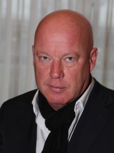 24-11-2009 SHOWBIZZ; HANS KAZAN LANCEERDE ZIJN EERSTE BOEK  SCHADUW VAN DE ILLUSIE. In het Hilton Schiphol overhandigde Ruud Hendriks aan Hans Kazan zijn eerste zelf geschreven boek SCHADUW VAN DE ILLUSIE. Tal van bekenden uit TV wereld waren aanwezig. Zelfs oud leerling van Hans Kazan, Hans Klok was aanwezig om vriend Hans Kazan te bedanken voor de items lange vriendschap en wenste hem succes met het prachtige boek.
foto: Albert den Iseger.
