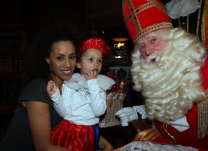 27-11-2009 SHOWBIZZ; RON BOSZHARD SINTERKLAAS 2009 THEATERVOORSTELLINGEN UITVERKOCHT. Een groot succes zijn de 24 Sinterklaas voorstellingen die Ron dit jaar door geheel Nederland presenteert. De Geheime Chocoladeletters van de Sint heet het stuk en is werkelijk een feest voor kinderen.
foto: Albert den Iseger