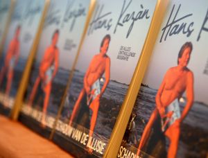 24-11-2009 SHOWBIZZ; HANS KAZAN LANCEERDE ZIJN EERSTE BOEK  SCHADUW VAN DE ILLUSIE. In het Hilton Schiphol overhandigde Ruud Hendriks aan Hans Kazan zijn eerste zelf geschreven boek SCHADUW VAN DE ILLUSIE. Tal van bekenden uit TV wereld waren aanwezig. Zelfs oud leerling van Hans Kazan, Hans Klok was aanwezig om vriend Hans Kazan te bedanken voor de items lange vriendschap en wenste hem succes met het prachtige boek.
foto: Albert den Iseger.