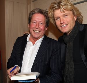 24-11-2009 SHOWBIZZ; HANS KAZAN LANCEERDE ZIJN EERSTE BOEK  SCHADUW VAN DE ILLUSIE. In het Hilton Schiphol overhandigde Ruud Hendriks aan Hans Kazan zijn eerste zelf geschreven boek SCHADUW VAN DE ILLUSIE. Tal van bekenden uit TV wereld waren aanwezig. Zelfs oud leerling van Hans Kazan, Hans Klok was aanwezig om vriend Hans Kazan te bedanken voor de items lange vriendschap en wenste hem succes met het prachtige boek.
foto: Albert den Iseger.