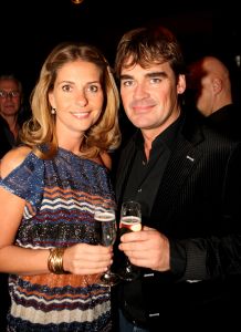 11-11-2009 SHOWBIZZ; STERRENFONDS VAN FRANS BAUER LAAT KINDEREN STRALEN IN 2010. het was een prachtige gezellige avond in The Red Sun te Blaricum waar eigenaresse  Wimmy Hu weer een fondswervende  avond organiseerde voor het Sterrenfonds van oa Frans Bauer. Vele artiesten waren komen opdraven om er samen een mooie avond van te maken. Belangen loos traden op Frans Bauer, Jeroen van der Boom, Rene Froger,Birgit Lewis,Dre Hazes en Glennis Grace. Veiling meester Junior Zegger toverde meer dan 200.000 euries uit de zakken en Richard Stooker een top goochelaar uit Breda liet iedereen achter met meer dan een vraag teken, hoe is dat nou mogelijk. Het Red Sun menu was meer dan voortreffelijk en Wimmy Hu werd door Frans Bauer officeel onder scheiden met een prachtige diamanten speld. Het Sterrenfons zet zich in voor kinderen in Nederland die niet voluit kinderen kunnen zijn.Het Sterrenfonds laat kinderen weer stralen en Wimmy Hu heeft haar steentje  daar aan bijgedragen met deze avond. Wie volgt, wie helpt onze kinderen beter worden en wie laat ze weer stralen van geluk. 
foto: Albert den Iseger.
