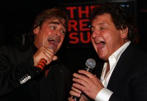11-11-2009 SHOWBIZZ; STERRENFONDS VAN FRANS BAUER LAAT KINDEREN STRALEN IN 2010. het was een prachtige gezellige avond in The Red Sun te Blaricum waar eigenaresse  Wimmy Hu weer een fondswervende  avond organiseerde voor het Sterrenfonds van oa Frans Bauer. Vele artiesten waren komen opdraven om er samen een mooie avond van te maken. Belangen loos traden op Frans Bauer, Jeroen van der Boom, Rene Froger,Birgit Lewis,Dre Hazes en Glennis Grace. Veiling meester Junior Zegger toverde meer dan 200.000 euries uit de zakken en Richard Stooker een top goochelaar uit Breda liet iedereen achter met meer dan een vraag teken, hoe is dat nou mogelijk. Het Red Sun menu was meer dan voortreffelijk en Wimmy Hu werd door Frans Bauer officeel onder scheiden met een prachtige diamanten speld. Het Sterrenfons zet zich in voor kinderen in Nederland die niet voluit kinderen kunnen zijn.Het Sterrenfonds laat kinderen weer stralen en Wimmy Hu heeft haar steentje  daar aan bijgedragen met deze avond. Wie volgt, wie helpt onze kinderen beter worden en wie laat ze weer stralen van geluk. 
foto: Albert den Iseger.
