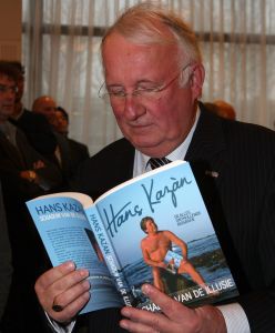 24-11-2009 SHOWBIZZ; HANS KAZAN LANCEERDE ZIJN EERSTE BOEK  SCHADUW VAN DE ILLUSIE. In het Hilton Schiphol overhandigde Ruud Hendriks aan Hans Kazan zijn eerste zelf geschreven boek SCHADUW VAN DE ILLUSIE. Tal van bekenden uit TV wereld waren aanwezig. Zelfs oud leerling van Hans Kazan, Hans Klok was aanwezig om vriend Hans Kazan te bedanken voor de items lange vriendschap en wenste hem succes met het prachtige boek.
foto: Albert den Iseger.