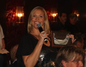 11-11-2009 SHOWBIZZ; STERRENFONDS VAN FRANS BAUER LAAT KINDEREN STRALEN IN 2010. het was een prachtige gezellige avond in The Red Sun te Blaricum waar eigenaresse  Wimmy Hu weer een fondswervende  avond organiseerde voor het Sterrenfonds van oa Frans Bauer. Vele artiesten waren komen opdraven om er samen een mooie avond van te maken. Belangen loos traden op Frans Bauer, Jeroen van der Boom, Rene Froger,Birgit Lewis,Dre Hazes en Glennis Grace. Veiling meester Junior Zegger toverde meer dan 200.000 euries uit de zakken en Richard Stooker een top goochelaar uit Breda liet iedereen achter met meer dan een vraag teken, hoe is dat nou mogelijk. Het Red Sun menu was meer dan voortreffelijk en Wimmy Hu werd door Frans Bauer officeel onder scheiden met een prachtige diamanten speld. Het Sterrenfons zet zich in voor kinderen in Nederland die niet voluit kinderen kunnen zijn.Het Sterrenfonds laat kinderen weer stralen en Wimmy Hu heeft haar steentje  daar aan bijgedragen met deze avond. Wie volgt, wie helpt onze kinderen beter worden en wie laat ze weer stralen van geluk. 
foto: Albert den Iseger.
