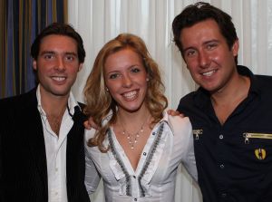 24-11-2009 SHOWBIZZ; HANS KAZAN LANCEERDE ZIJN EERSTE BOEK  SCHADUW VAN DE ILLUSIE. In het Hilton Schiphol overhandigde Ruud Hendriks aan Hans Kazan zijn eerste zelf geschreven boek SCHADUW VAN DE ILLUSIE. Tal van bekenden uit TV wereld waren aanwezig. Zelfs oud leerling van Hans Kazan, Hans Klok was aanwezig om vriend Hans Kazan te bedanken voor de items lange vriendschap en wenste hem succes met het prachtige boek.
foto: Albert den Iseger.