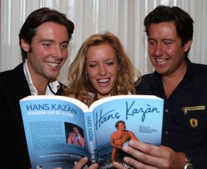 24-11-2009 SHOWBIZZ; HANS KAZAN LANCEERDE ZIJN EERSTE BOEK  SCHADUW VAN DE ILLUSIE. In het Hilton Schiphol overhandigde Ruud Hendriks aan Hans Kazan zijn eerste zelf geschreven boek SCHADUW VAN DE ILLUSIE. Tal van bekenden uit TV wereld waren aanwezig. Zelfs oud leerling van Hans Kazan, Hans Klok was aanwezig om vriend Hans Kazan te bedanken voor de items lange vriendschap en wenste hem succes met het prachtige boek.
foto: Albert den Iseger.