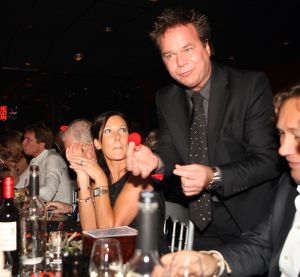 11-11-2009 SHOWBIZZ; STERRENFONDS VAN FRANS BAUER LAAT KINDEREN STRALEN IN 2010. het was een prachtige gezellige avond in The Red Sun te Blaricum waar eigenaresse  Wimmy Hu weer een fondswervende  avond organiseerde voor het Sterrenfonds van oa Frans Bauer. Vele artiesten waren komen opdraven om er samen een mooie avond van te maken. Belangen loos traden op Frans Bauer, Jeroen van der Boom, Rene Froger,Birgit Lewis,Dre Hazes en Glennis Grace. Veiling meester Junior Zegger toverde meer dan 200.000 euries uit de zakken en Richard Stooker een top goochelaar uit Breda liet iedereen achter met meer dan een vraag teken, hoe is dat nou mogelijk. Het Red Sun menu was meer dan voortreffelijk en Wimmy Hu werd door Frans Bauer officeel onder scheiden met een prachtige diamanten speld. Het Sterrenfons zet zich in voor kinderen in Nederland die niet voluit kinderen kunnen zijn.Het Sterrenfonds laat kinderen weer stralen en Wimmy Hu heeft haar steentje  daar aan bijgedragen met deze avond. Wie volgt, wie helpt onze kinderen beter worden en wie laat ze weer stralen van geluk. 
foto: Albert den Iseger.
