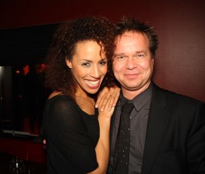 11-11-2009 SHOWBIZZ; STERRENFONDS VAN FRANS BAUER LAAT KINDEREN STRALEN IN 2010. het was een prachtige gezellige avond in The Red Sun te Blaricum waar eigenaresse  Wimmy Hu weer een fondswervende  avond organiseerde voor het Sterrenfonds van oa Frans Bauer. Vele artiesten waren komen opdraven om er samen een mooie avond van te maken. Belangen loos traden op Frans Bauer, Jeroen van der Boom, Rene Froger,Birgit Lewis,Dre Hazes en Glennis Grace. Veiling meester Junior Zegger toverde meer dan 200.000 euries uit de zakken en Richard Stooker een top goochelaar uit Breda liet iedereen achter met meer dan een vraag teken, hoe is dat nou mogelijk. Het Red Sun menu was meer dan voortreffelijk en Wimmy Hu werd door Frans Bauer officeel onder scheiden met een prachtige diamanten speld. Het Sterrenfons zet zich in voor kinderen in Nederland die niet voluit kinderen kunnen zijn.Het Sterrenfonds laat kinderen weer stralen en Wimmy Hu heeft haar steentje  daar aan bijgedragen met deze avond. Wie volgt, wie helpt onze kinderen beter worden en wie laat ze weer stralen van geluk. 
foto: Albert den Iseger.
