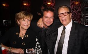 11-11-2009 SHOWBIZZ; STERRENFONDS VAN FRANS BAUER LAAT KINDEREN STRALEN IN 2010. het was een prachtige gezellige avond in The Red Sun te Blaricum waar eigenaresse  Wimmy Hu weer een fondswervende  avond organiseerde voor het Sterrenfonds van oa Frans Bauer. Vele artiesten waren komen opdraven om er samen een mooie avond van te maken. Belangen loos traden op Frans Bauer, Jeroen van der Boom, Rene Froger,Birgit Lewis,Dre Hazes en Glennis Grace. Veiling meester Junior Zegger toverde meer dan 200.000 euries uit de zakken en Richard Stooker een top goochelaar uit Breda liet iedereen achter met meer dan een vraag teken, hoe is dat nou mogelijk. Het Red Sun menu was meer dan voortreffelijk en Wimmy Hu werd door Frans Bauer officeel onder scheiden met een prachtige diamanten speld. Het Sterrenfons zet zich in voor kinderen in Nederland die niet voluit kinderen kunnen zijn.Het Sterrenfonds laat kinderen weer stralen en Wimmy Hu heeft haar steentje  daar aan bijgedragen met deze avond. Wie volgt, wie helpt onze kinderen beter worden en wie laat ze weer stralen van geluk. 
foto: Albert den Iseger.
