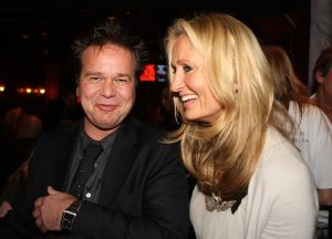 11-11-2009 SHOWBIZZ; STERRENFONDS VAN FRANS BAUER LAAT KINDEREN STRALEN IN 2010. het was een prachtige gezellige avond in The Red Sun te Blaricum waar eigenaresse  Wimmy Hu weer een fondswervende  avond organiseerde voor het Sterrenfonds van oa Frans Bauer. Vele artiesten waren komen opdraven om er samen een mooie avond van te maken. Belangen loos traden op Frans Bauer, Jeroen van der Boom, Rene Froger,Birgit Lewis,Dre Hazes en Glennis Grace. Veiling meester Junior Zegger toverde meer dan 200.000 euries uit de zakken en Richard Stooker een top goochelaar uit Breda liet iedereen achter met meer dan een vraag teken, hoe is dat nou mogelijk. Het Red Sun menu was meer dan voortreffelijk en Wimmy Hu werd door Frans Bauer officeel onder scheiden met een prachtige diamanten speld. Het Sterrenfons zet zich in voor kinderen in Nederland die niet voluit kinderen kunnen zijn.Het Sterrenfonds laat kinderen weer stralen en Wimmy Hu heeft haar steentje  daar aan bijgedragen met deze avond. Wie volgt, wie helpt onze kinderen beter worden en wie laat ze weer stralen van geluk. 
foto: Albert den Iseger.
