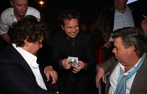 11-11-2009 SHOWBIZZ; STERRENFONDS VAN FRANS BAUER LAAT KINDEREN STRALEN IN 2010. het was een prachtige gezellige avond in The Red Sun te Blaricum waar eigenaresse  Wimmy Hu weer een fondswervende  avond organiseerde voor het Sterrenfonds van oa Frans Bauer. Vele artiesten waren komen opdraven om er samen een mooie avond van te maken. Belangen loos traden op Frans Bauer, Jeroen van der Boom, Rene Froger,Birgit Lewis,Dre Hazes en Glennis Grace. Veiling meester Junior Zegger toverde meer dan 200.000 euries uit de zakken en Richard Stooker een top goochelaar uit Breda liet iedereen achter met meer dan een vraag teken, hoe is dat nou mogelijk. Het Red Sun menu was meer dan voortreffelijk en Wimmy Hu werd door Frans Bauer officeel onder scheiden met een prachtige diamanten speld. Het Sterrenfons zet zich in voor kinderen in Nederland die niet voluit kinderen kunnen zijn.Het Sterrenfonds laat kinderen weer stralen en Wimmy Hu heeft haar steentje  daar aan bijgedragen met deze avond. Wie volgt, wie helpt onze kinderen beter worden en wie laat ze weer stralen van geluk. 
foto: Albert den Iseger.
