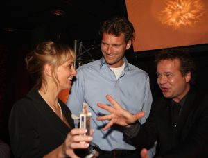 11-11-2009 SHOWBIZZ; STERRENFONDS VAN FRANS BAUER LAAT KINDEREN STRALEN IN 2010. het was een prachtige gezellige avond in The Red Sun te Blaricum waar eigenaresse  Wimmy Hu weer een fondswervende  avond organiseerde voor het Sterrenfonds van oa Frans Bauer. Vele artiesten waren komen opdraven om er samen een mooie avond van te maken. Belangen loos traden op Frans Bauer, Jeroen van der Boom, Rene Froger,Birgit Lewis,Dre Hazes en Glennis Grace. Veiling meester Junior Zegger toverde meer dan 200.000 euries uit de zakken en Richard Stooker een top goochelaar uit Breda liet iedereen achter met meer dan een vraag teken, hoe is dat nou mogelijk. Het Red Sun menu was meer dan voortreffelijk en Wimmy Hu werd door Frans Bauer officeel onder scheiden met een prachtige diamanten speld. Het Sterrenfons zet zich in voor kinderen in Nederland die niet voluit kinderen kunnen zijn.Het Sterrenfonds laat kinderen weer stralen en Wimmy Hu heeft haar steentje  daar aan bijgedragen met deze avond. Wie volgt, wie helpt onze kinderen beter worden en wie laat ze weer stralen van geluk. 
foto: Albert den Iseger.
