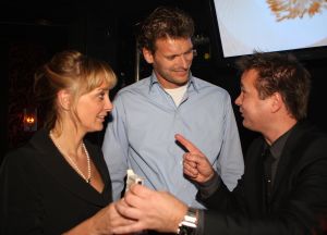 11-11-2009 SHOWBIZZ; STERRENFONDS VAN FRANS BAUER LAAT KINDEREN STRALEN IN 2010. het was een prachtige gezellige avond in The Red Sun te Blaricum waar eigenaresse  Wimmy Hu weer een fondswervende  avond organiseerde voor het Sterrenfonds van oa Frans Bauer. Vele artiesten waren komen opdraven om er samen een mooie avond van te maken. Belangen loos traden op Frans Bauer, Jeroen van der Boom, Rene Froger,Birgit Lewis,Dre Hazes en Glennis Grace. Veiling meester Junior Zegger toverde meer dan 200.000 euries uit de zakken en Richard Stooker een top goochelaar uit Breda liet iedereen achter met meer dan een vraag teken, hoe is dat nou mogelijk. Het Red Sun menu was meer dan voortreffelijk en Wimmy Hu werd door Frans Bauer officeel onder scheiden met een prachtige diamanten speld. Het Sterrenfons zet zich in voor kinderen in Nederland die niet voluit kinderen kunnen zijn.Het Sterrenfonds laat kinderen weer stralen en Wimmy Hu heeft haar steentje  daar aan bijgedragen met deze avond. Wie volgt, wie helpt onze kinderen beter worden en wie laat ze weer stralen van geluk. 
foto: Albert den Iseger.
