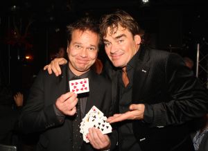 11-11-2009 SHOWBIZZ; STERRENFONDS VAN FRANS BAUER LAAT KINDEREN STRALEN IN 2010. het was een prachtige gezellige avond in The Red Sun te Blaricum waar eigenaresse  Wimmy Hu weer een fondswervende  avond organiseerde voor het Sterrenfonds van oa Frans Bauer. Vele artiesten waren komen opdraven om er samen een mooie avond van te maken. Belangen loos traden op Frans Bauer, Jeroen van der Boom, Rene Froger,Birgit Lewis,Dre Hazes en Glennis Grace. Veiling meester Junior Zegger toverde meer dan 200.000 euries uit de zakken en Richard Stooker een top goochelaar uit Breda liet iedereen achter met meer dan een vraag teken, hoe is dat nou mogelijk. Het Red Sun menu was meer dan voortreffelijk en Wimmy Hu werd door Frans Bauer officeel onder scheiden met een prachtige diamanten speld. Het Sterrenfons zet zich in voor kinderen in Nederland die niet voluit kinderen kunnen zijn.Het Sterrenfonds laat kinderen weer stralen en Wimmy Hu heeft haar steentje  daar aan bijgedragen met deze avond. Wie volgt, wie helpt onze kinderen beter worden en wie laat ze weer stralen van geluk. 
foto: Albert den Iseger.
