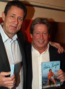 24-11-2009 SHOWBIZZ; HANS KAZAN LANCEERDE ZIJN EERSTE BOEK  SCHADUW VAN DE ILLUSIE. In het Hilton Schiphol overhandigde Ruud Hendriks aan Hans Kazan zijn eerste zelf geschreven boek SCHADUW VAN DE ILLUSIE. Tal van bekenden uit TV wereld waren aanwezig. Zelfs oud leerling van Hans Kazan, Hans Klok was aanwezig om vriend Hans Kazan te bedanken voor de items lange vriendschap en wenste hem succes met het prachtige boek.
foto: Albert den Iseger.