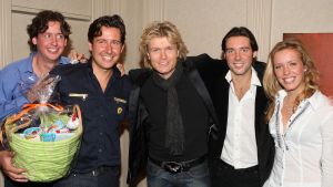 24-11-2009 SHOWBIZZ; HANS KAZAN LANCEERDE ZIJN EERSTE BOEK  SCHADUW VAN DE ILLUSIE. In het Hilton Schiphol overhandigde Ruud Hendriks aan Hans Kazan zijn eerste zelf geschreven boek SCHADUW VAN DE ILLUSIE. Tal van bekenden uit TV wereld waren aanwezig. Zelfs oud leerling van Hans Kazan, Hans Klok was aanwezig om vriend Hans Kazan te bedanken voor de items lange vriendschap en wenste hem succes met het prachtige boek.
foto: Albert den Iseger.