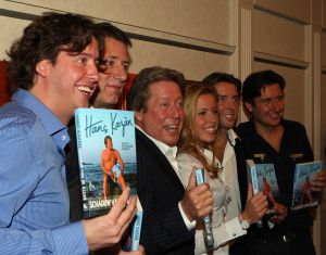 24-11-2009 SHOWBIZZ; HANS KAZAN LANCEERDE ZIJN EERSTE BOEK  SCHADUW VAN DE ILLUSIE. In het Hilton Schiphol overhandigde Ruud Hendriks aan Hans Kazan zijn eerste zelf geschreven boek SCHADUW VAN DE ILLUSIE. Tal van bekenden uit TV wereld waren aanwezig. Zelfs oud leerling van Hans Kazan, Hans Klok was aanwezig om vriend Hans Kazan te bedanken voor de items lange vriendschap en wenste hem succes met het prachtige boek.
foto: Albert den Iseger.