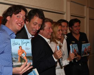24-11-2009 SHOWBIZZ; HANS KAZAN LANCEERDE ZIJN EERSTE BOEK  SCHADUW VAN DE ILLUSIE. In het Hilton Schiphol overhandigde Ruud Hendriks aan Hans Kazan zijn eerste zelf geschreven boek SCHADUW VAN DE ILLUSIE. Tal van bekenden uit TV wereld waren aanwezig. Zelfs oud leerling van Hans Kazan, Hans Klok was aanwezig om vriend Hans Kazan te bedanken voor de items lange vriendschap en wenste hem succes met het prachtige boek.
foto: Albert den Iseger.