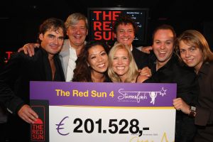 11-11-2009 SHOWBIZZ; STERRENFONDS VAN FRANS BAUER LAAT KINDEREN STRALEN IN 2010. het was een prachtige gezellige avond in The Red Sun te Blaricum waar eigenaresse Wimmy Hu weer een fondswervende avond organiseerde voor het Sterrenfonds van oa Frans Bauer. Vele artiesten waren komen opdraven om er samen een mooie avond van te maken. Belangen loos traden op Frans Bauer, Jeroen van der Boom, Rene Froger,Birgit Lewis,Dre Hazes en Glennis Grace. Veiling meester Junior Zegger toverde meer dan 200.000 euries uit de zakken en Richard Stooker een top goochelaar uit Breda liet iedereen achter met meer dan een vraag teken, hoe is dat nou mogelijk. Het Red Sun menu was meer dan voortreffelijk en Wimmy Hu werd door Frans Bauer officeel onder scheiden met een prachtige diamanten speld. Het Sterrenfons zet zich in voor kinderen in Nederland die niet voluit kinderen kunnen zijn.Het Sterrenfonds laat kinderen weer stralen en Wimmy Hu heeft haar steentje daar aan bijgedragen met deze avond. Wie volgt, wie helpt onze kinderen beter worden en wie laat ze weer stralen van geluk. 
foto: Albert den Iseger. 
