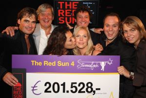 11-11-2009 SHOWBIZZ; STERRENFONDS VAN FRANS BAUER LAAT KINDEREN STRALEN IN 2010. het was een prachtige gezellige avond in The Red Sun te Blaricum waar eigenaresse  Wimmy Hu weer een fondswervende  avond organiseerde voor het Sterrenfonds van oa Frans Bauer. Vele artiesten waren komen opdraven om er samen een mooie avond van te maken. Belangen loos traden op Frans Bauer, Jeroen van der Boom, Rene Froger,Birgit Lewis,Dre Hazes en Glennis Grace. Veiling meester Junior Zegger toverde meer dan 200.000 euries uit de zakken en Richard Stooker een top goochelaar uit Breda liet iedereen achter met meer dan een vraag teken, hoe is dat nou mogelijk. Het Red Sun menu was meer dan voortreffelijk en Wimmy Hu werd door Frans Bauer officeel onder scheiden met een prachtige diamanten speld. Het Sterrenfons zet zich in voor kinderen in Nederland die niet voluit kinderen kunnen zijn.Het Sterrenfonds laat kinderen weer stralen en Wimmy Hu heeft haar steentje  daar aan bijgedragen met deze avond. Wie volgt, wie helpt onze kinderen beter worden en wie laat ze weer stralen van geluk. 
foto: Albert den Iseger.
