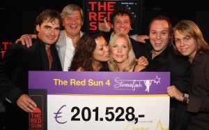 11-11-2009 SHOWBIZZ; STERRENFONDS VAN FRANS BAUER LAAT KINDEREN STRALEN IN 2010. het was een prachtige gezellige avond in The Red Sun te Blaricum waar eigenaresse  Wimmy Hu weer een fondswervende  avond organiseerde voor het Sterrenfonds van oa Frans Bauer. Vele artiesten waren komen opdraven om er samen een mooie avond van te maken. Belangen loos traden op Frans Bauer, Jeroen van der Boom, Rene Froger,Birgit Lewis,Dre Hazes en Glennis Grace. Veiling meester Junior Zegger toverde meer dan 200.000 euries uit de zakken en Richard Stooker een top goochelaar uit Breda liet iedereen achter met meer dan een vraag teken, hoe is dat nou mogelijk. Het Red Sun menu was meer dan voortreffelijk en Wimmy Hu werd door Frans Bauer officeel onder scheiden met een prachtige diamanten speld. Het Sterrenfons zet zich in voor kinderen in Nederland die niet voluit kinderen kunnen zijn.Het Sterrenfonds laat kinderen weer stralen en Wimmy Hu heeft haar steentje  daar aan bijgedragen met deze avond. Wie volgt, wie helpt onze kinderen beter worden en wie laat ze weer stralen van geluk. 
foto: Albert den Iseger.
