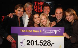 11-11-2009 SHOWBIZZ; STERRENFONDS VAN FRANS BAUER LAAT KINDEREN STRALEN IN 2010. het was een prachtige gezellige avond in The Red Sun te Blaricum waar eigenaresse  Wimmy Hu weer een fondswervende  avond organiseerde voor het Sterrenfonds van oa Frans Bauer. Vele artiesten waren komen opdraven om er samen een mooie avond van te maken. Belangen loos traden op Frans Bauer, Jeroen van der Boom, Rene Froger,Birgit Lewis,Dre Hazes en Glennis Grace. Veiling meester Junior Zegger toverde meer dan 200.000 euries uit de zakken en Richard Stooker een top goochelaar uit Breda liet iedereen achter met meer dan een vraag teken, hoe is dat nou mogelijk. Het Red Sun menu was meer dan voortreffelijk en Wimmy Hu werd door Frans Bauer officeel onder scheiden met een prachtige diamanten speld. Het Sterrenfons zet zich in voor kinderen in Nederland die niet voluit kinderen kunnen zijn.Het Sterrenfonds laat kinderen weer stralen en Wimmy Hu heeft haar steentje  daar aan bijgedragen met deze avond. Wie volgt, wie helpt onze kinderen beter worden en wie laat ze weer stralen van geluk. 
foto: Albert den Iseger.
