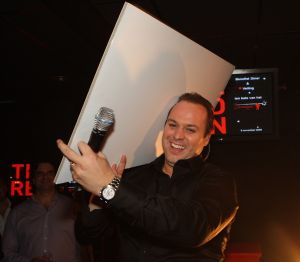 11-11-2009 SHOWBIZZ; STERRENFONDS VAN FRANS BAUER LAAT KINDEREN STRALEN IN 2010. het was een prachtige gezellige avond in The Red Sun te Blaricum waar eigenaresse  Wimmy Hu weer een fondswervende  avond organiseerde voor het Sterrenfonds van oa Frans Bauer. Vele artiesten waren komen opdraven om er samen een mooie avond van te maken. Belangen loos traden op Frans Bauer, Jeroen van der Boom, Rene Froger,Birgit Lewis,Dre Hazes en Glennis Grace. Veiling meester Junior Zegger toverde meer dan 200.000 euries uit de zakken en Richard Stooker een top goochelaar uit Breda liet iedereen achter met meer dan een vraag teken, hoe is dat nou mogelijk. Het Red Sun menu was meer dan voortreffelijk en Wimmy Hu werd door Frans Bauer officeel onder scheiden met een prachtige diamanten speld. Het Sterrenfons zet zich in voor kinderen in Nederland die niet voluit kinderen kunnen zijn.Het Sterrenfonds laat kinderen weer stralen en Wimmy Hu heeft haar steentje  daar aan bijgedragen met deze avond. Wie volgt, wie helpt onze kinderen beter worden en wie laat ze weer stralen van geluk. 
foto: Albert den Iseger.
